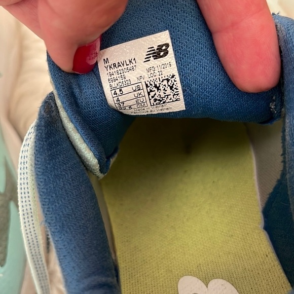 New Balance Teal Sneakers Girls,Size 4.5 - Picture 2 of 7